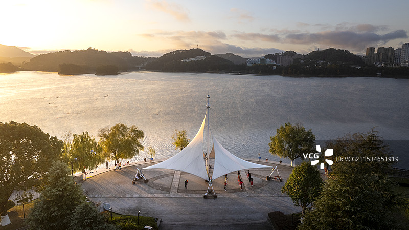 千岛湖淳安县城航拍日出图片素材