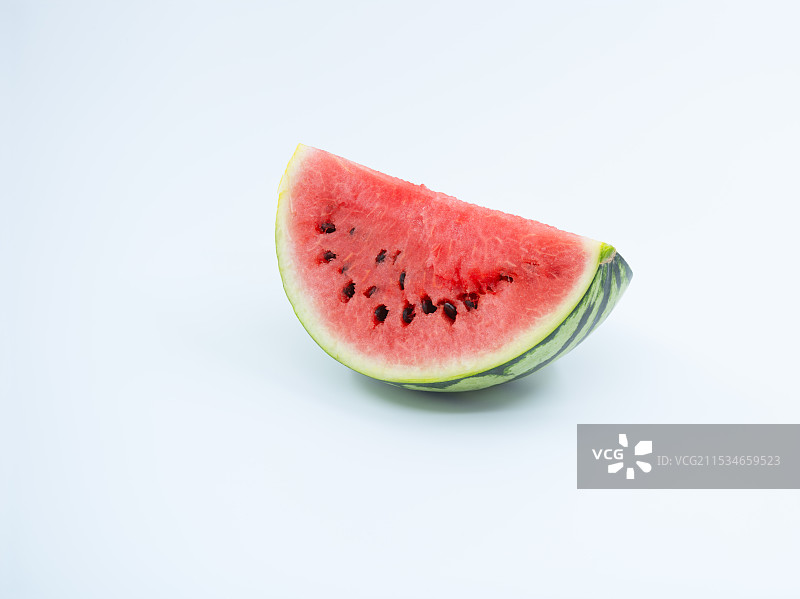 纯白背景下的半个西瓜图片素材