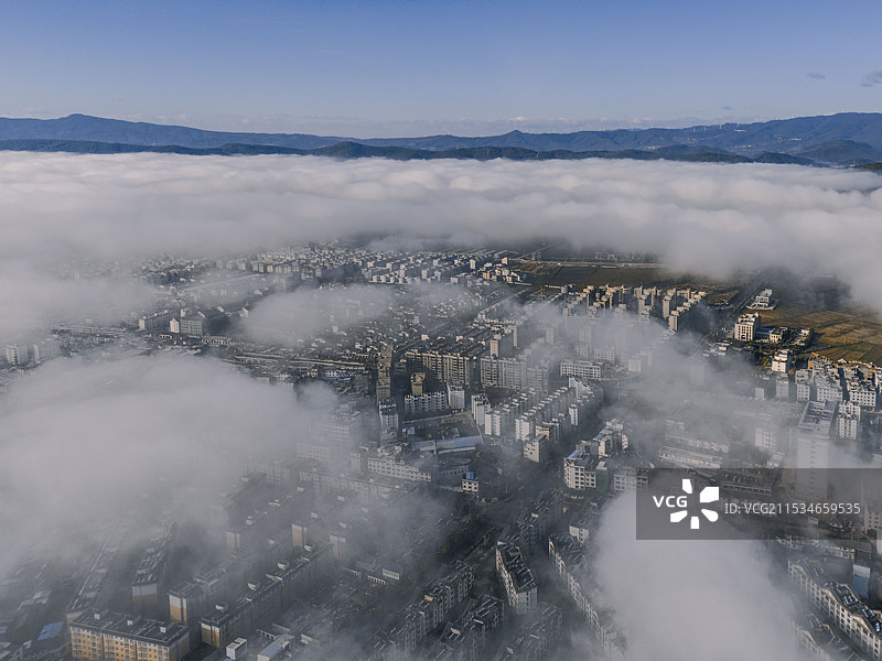 云层下的县城图片素材