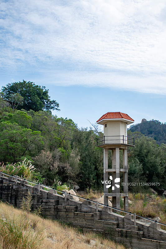 厦门东坪山公园 水库边的哨塔 孤独的塔 野外的塔图片素材