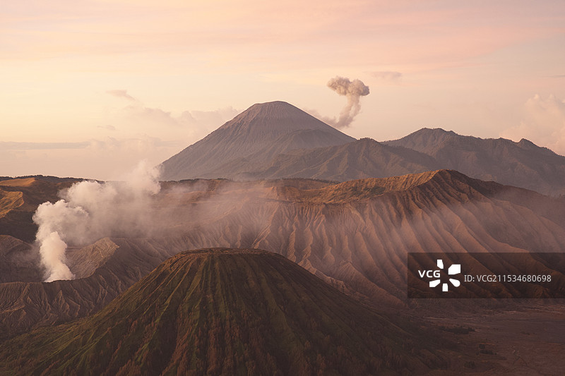 布鲁莫火山和塞梅鲁火山图片素材