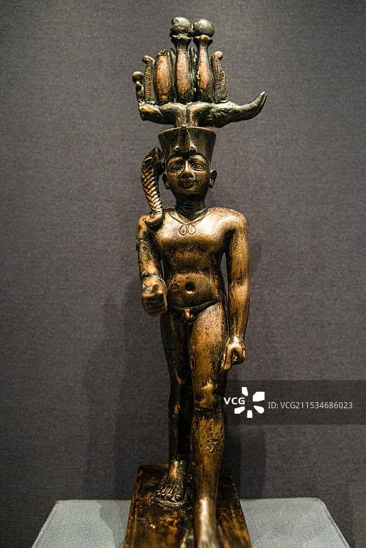 埃及亚历山大著名景点亚历山大图书馆展览文物——铜合金欧西里斯全身像图片素材
