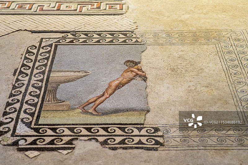 埃及亚历山大著名景点亚历山大图书馆展览文物——希腊化时期摔跤少年马赛克镶嵌画图片素材