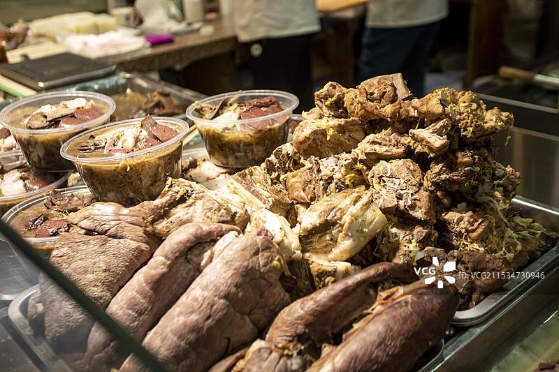 哈尔滨道里菜市场里的东北杀猪菜图片素材