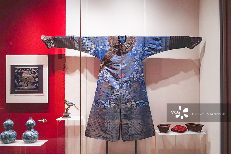 扬州中国大运河博物馆藏清代青色地云蟒纹妆花绸蟒袍图片素材