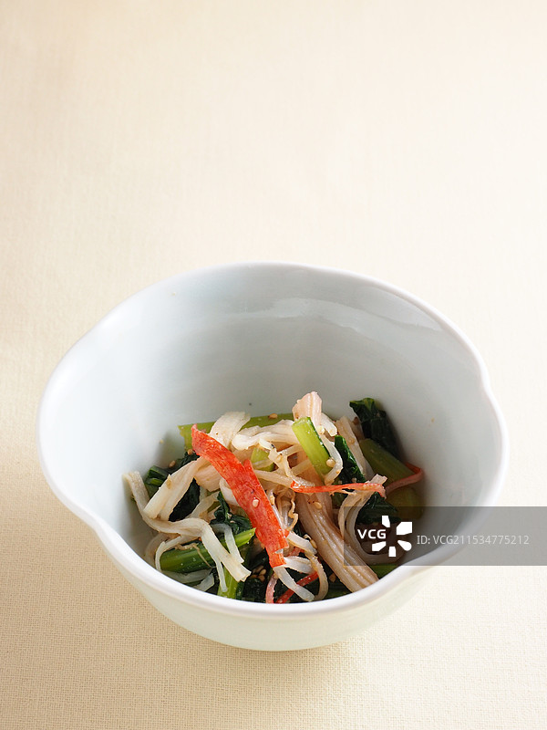 蟹饼配小松菜和豆芽图片素材