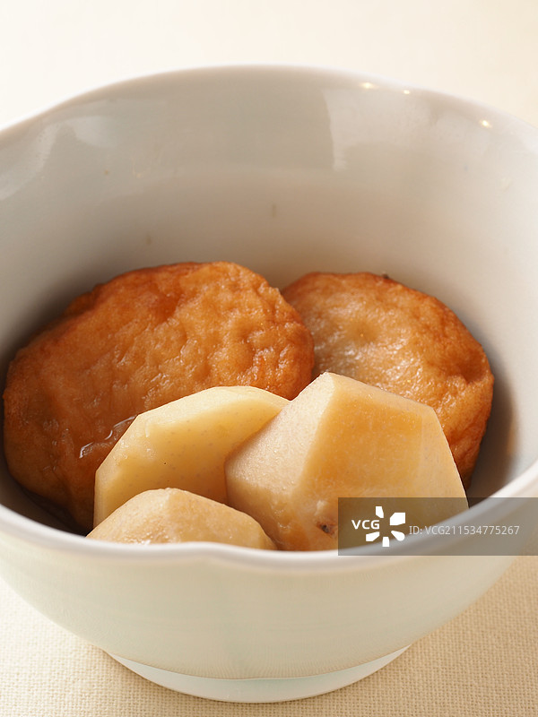 炖芋头和薩摩揚げ图片素材