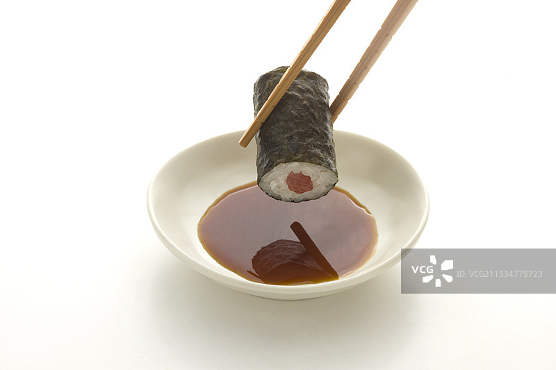 铁火卷沾酱油图片素材