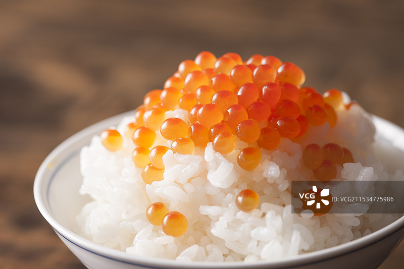 咸鲑鱼子拌温热米饭图片素材