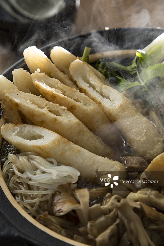 制作一种锅煮的鸡肉炖饭图片素材