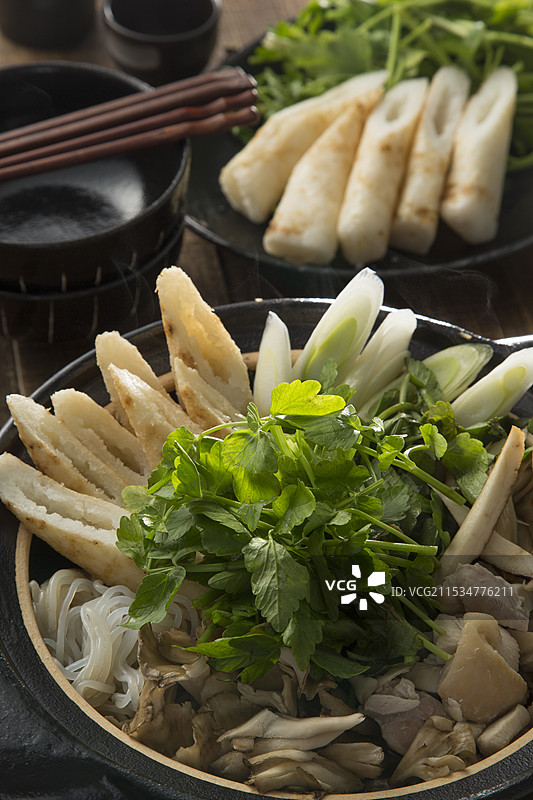 制作一种锅煮的鸡肉炖饭图片素材