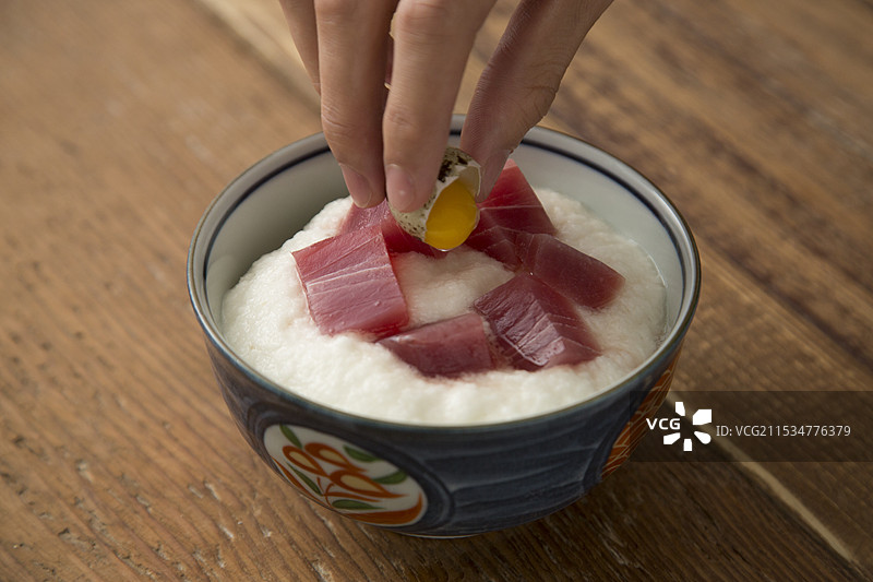 鸦片鱼山药饭上面放着鹌鹑蛋图片素材