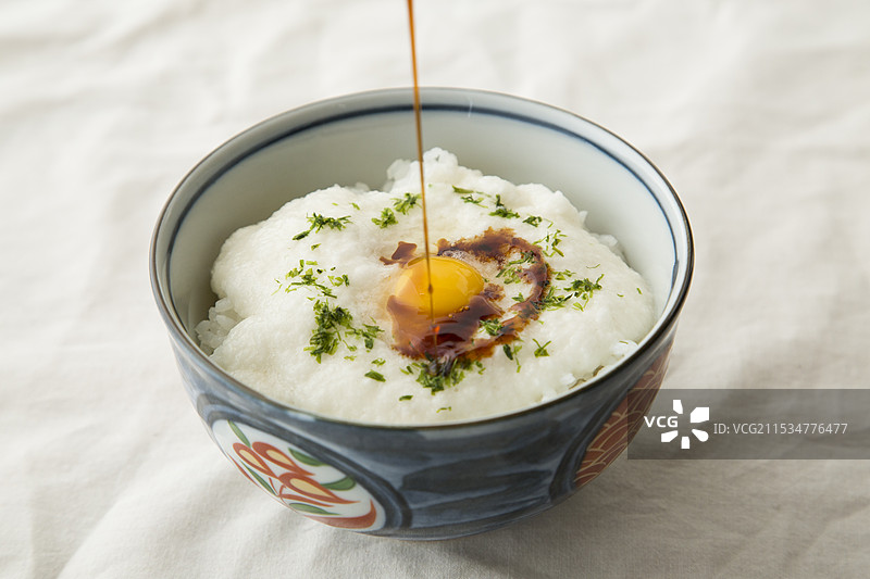鸳鸯饭上面放着鹌鹑蛋和酱油图片素材