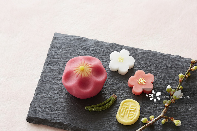 黑石上的日本甜点图片素材