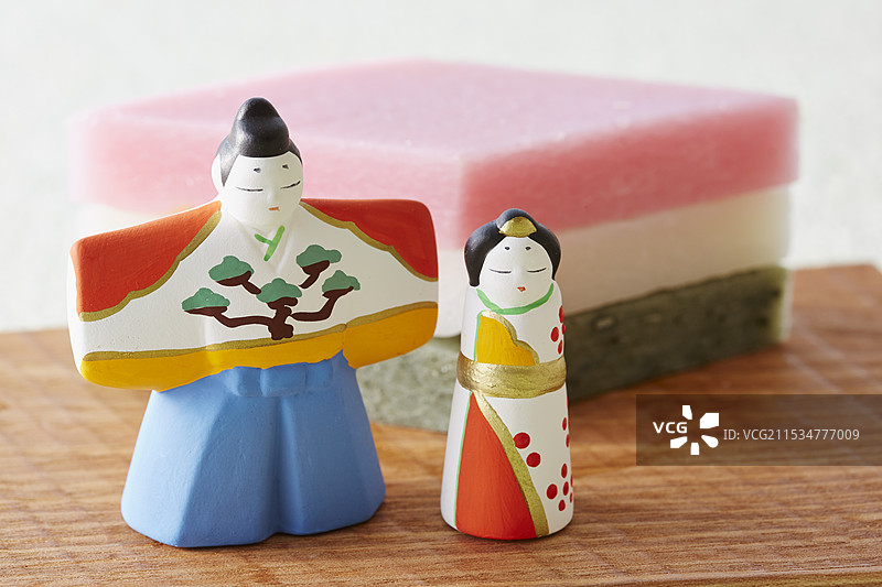 雏人形站在水栗麻糬前面图片素材