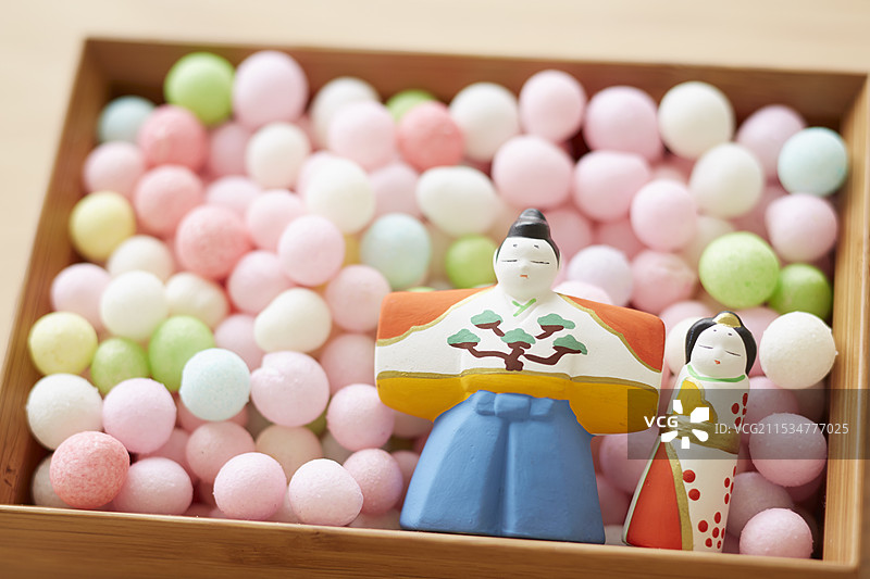 木桌上放着雏人偶和糖果球的碗图片素材