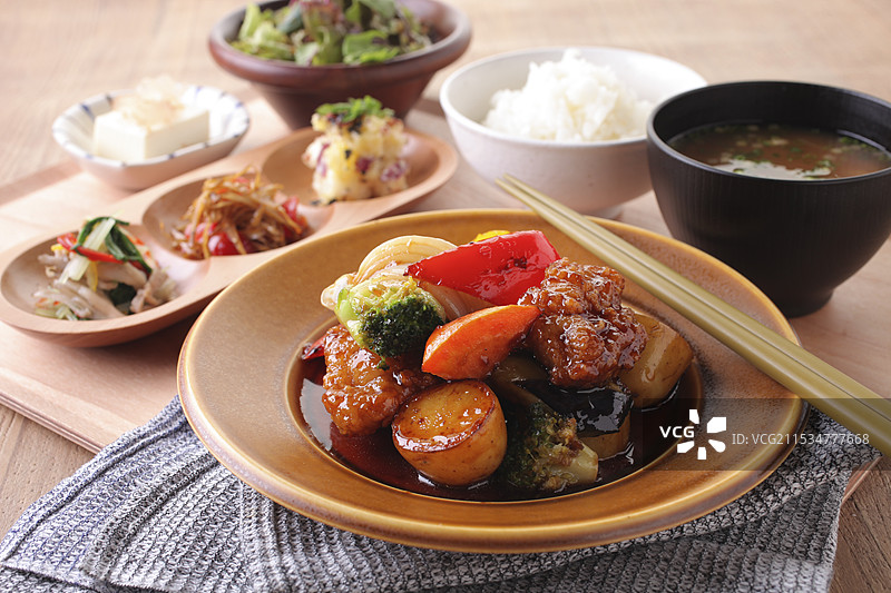 鸡肉和时令蔬菜配黑醋酱图片素材