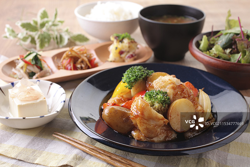 白鱼配时令蔬菜和黑醋酱的套餐图片素材