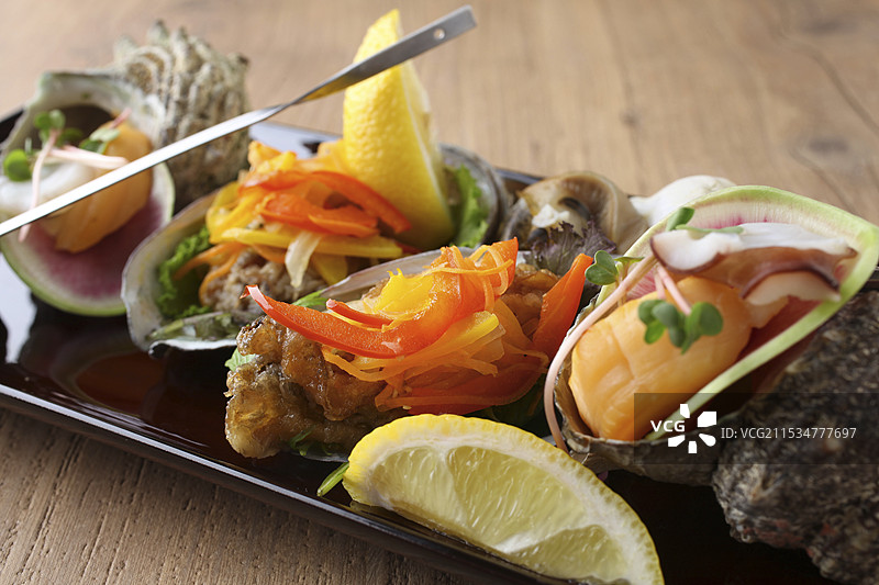 奢华的头巾贝和生蚝拼盘图片素材