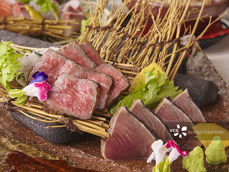 两道主菜的拼盘图片素材