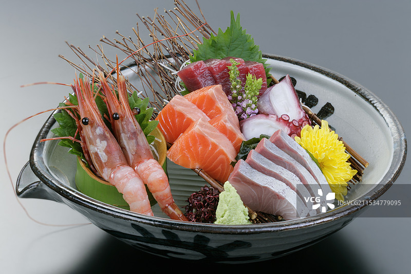 切片生鱼的拼盘图片素材
