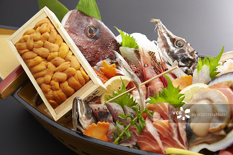 海鲜拼盘和海胆放在木箱里图片素材