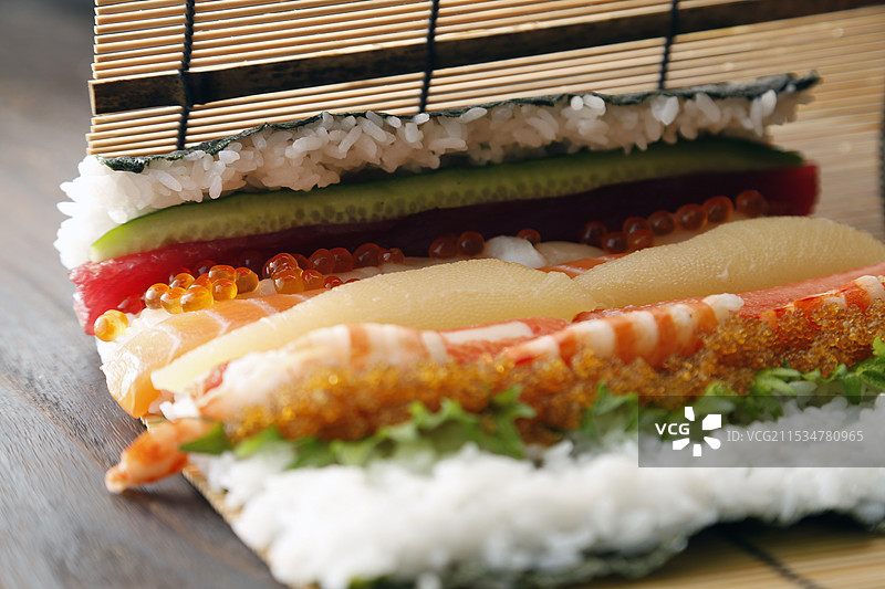 制作海鲜太卷的过程照片。图片素材