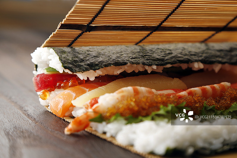 制作海鲜太卷的过程照片。图片素材