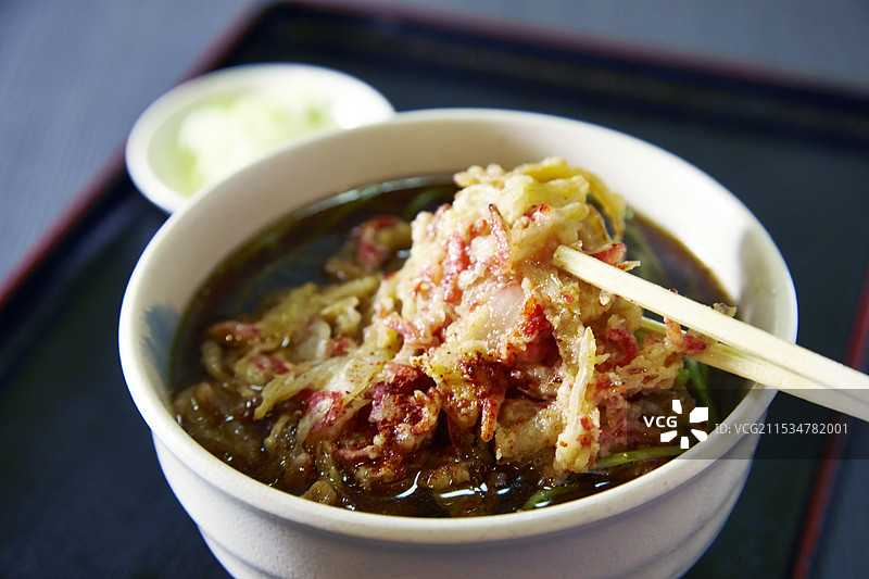 虾仁洋葱荞麦面图片素材