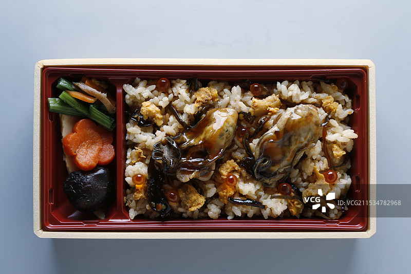 海鲜五目便当中的生蚝和三文鱼卵图片素材