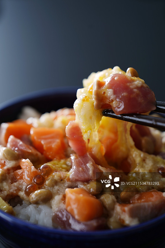 用筷子夹起海鲜、纳豆和鸡蛋的过程照片。图片素材