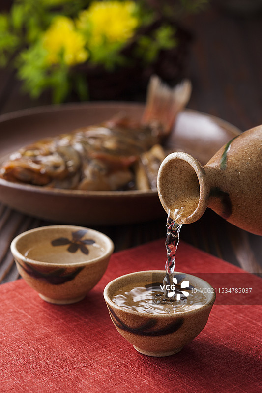 清酒和炖煮的梅鲈鱼图片素材