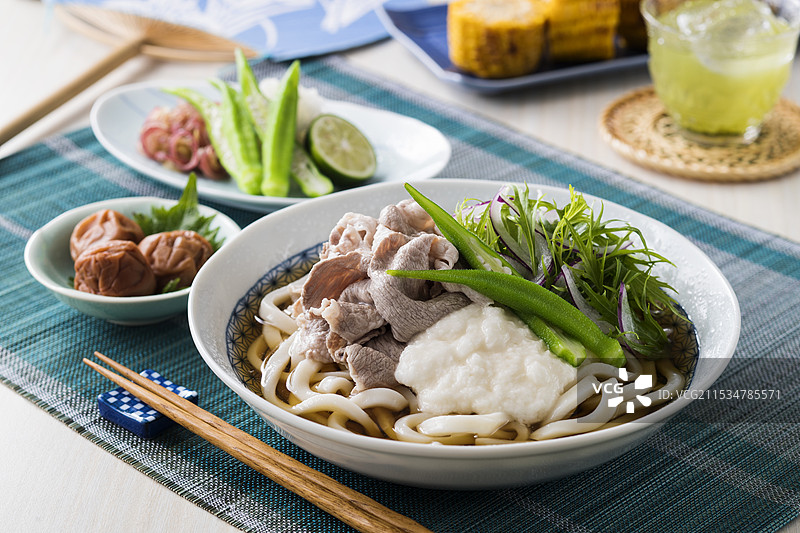 冷却的乌冬面配猪肉涮涮锅和山药图片素材