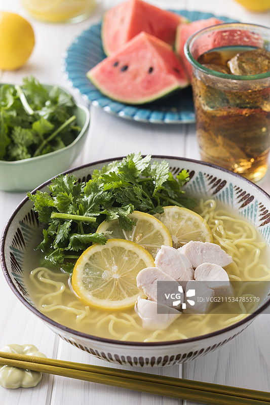 冷拉面配盐渍柠檬和大量小白菜图片素材