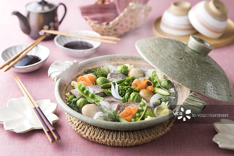 蒸春季蔬菜和鲷鱼图片素材