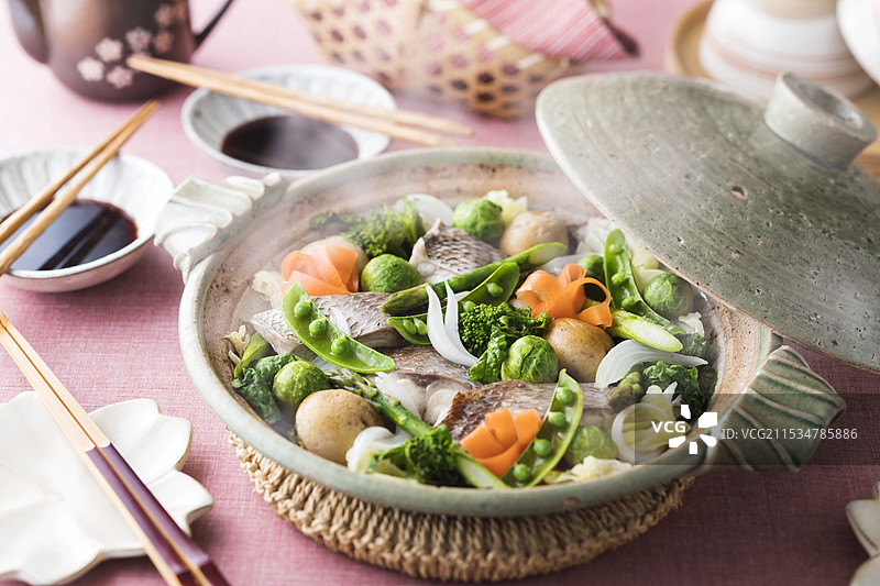 蒸春季蔬菜和鲷鱼图片素材