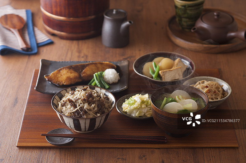 冬天的一碗汤和三种蔬菜图片素材