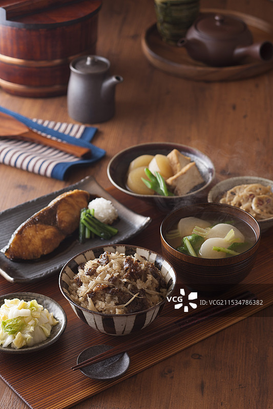 冬天的一碗汤和三种蔬菜图片素材