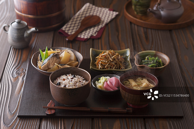 冬天的一碗汤和三种蔬菜图片素材