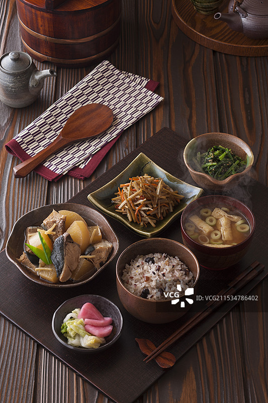 冬天的一碗汤和三种蔬菜图片素材