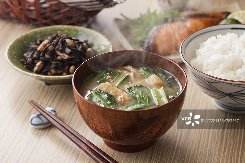 味噌汤配小松菜和炸豆腐图片素材