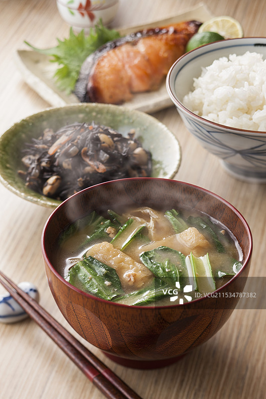 味噌汤配小松菜和炸豆腐图片素材