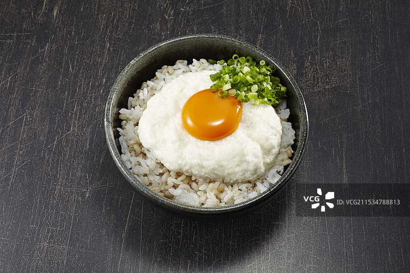 山药饭（米饭上铺有磨碎的山药）图片素材