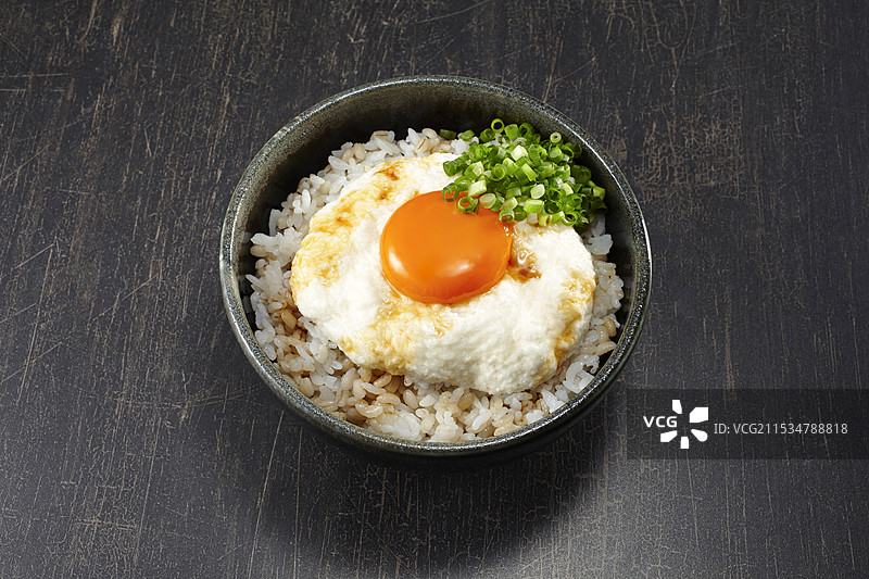 酱油浇头的麦饭团丼饭图片素材