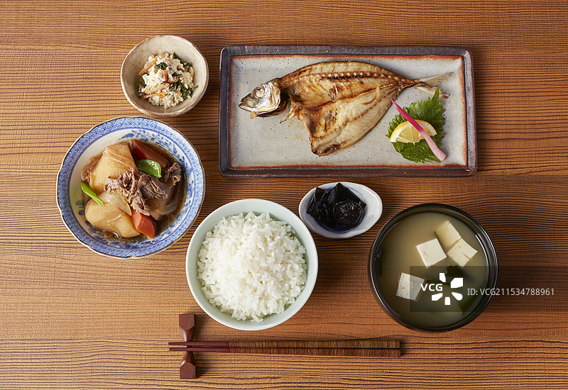 干鯖鱼的日式定食（俯视图）图片素材