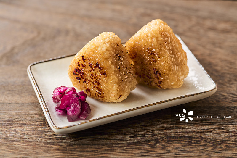 烤饭团和腌菜图片素材