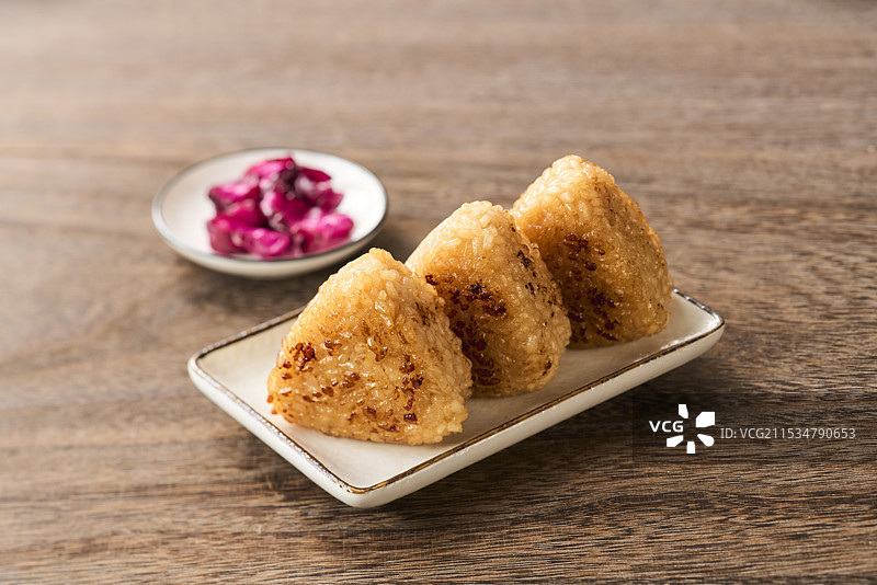 烤饭团和腌菜图片素材