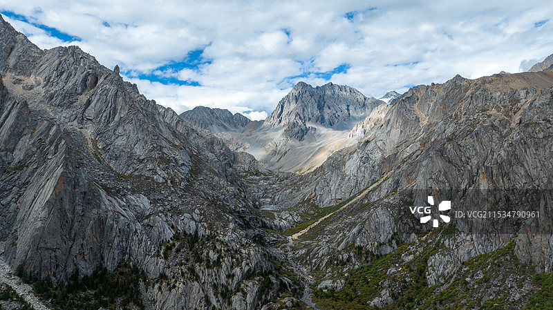 航拍气势宏伟的四川甘孜措普沟风景区高山风景图片素材