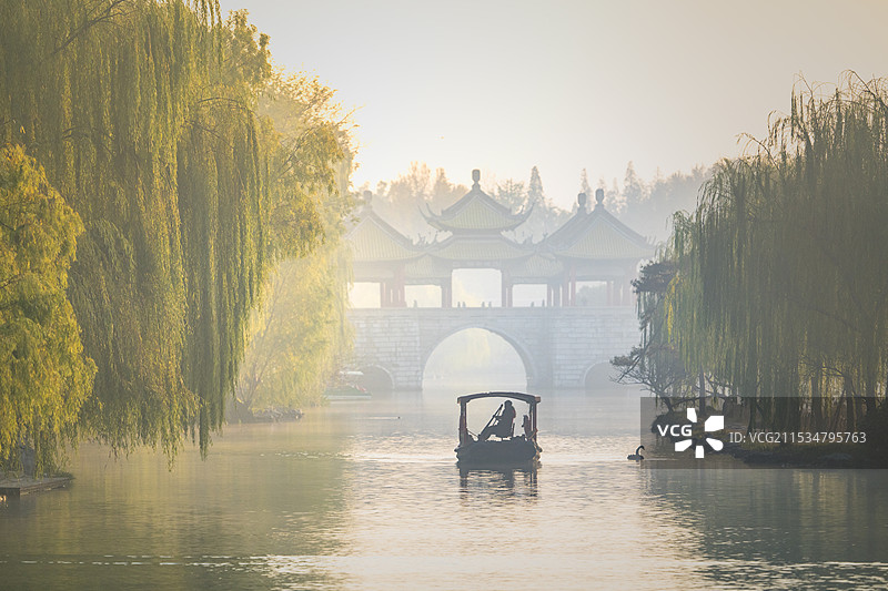 扬州瘦西湖晨雾图片素材