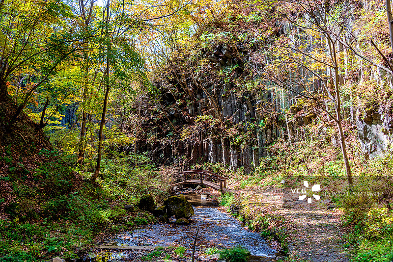 中国辽宁丹东宽甸黄椅山小峡谷火山遗迹图片素材